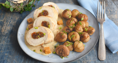 Suprêmes de Chapon aux Fruits Secs, sauce Pain d’Epices et Marrons Poêlés