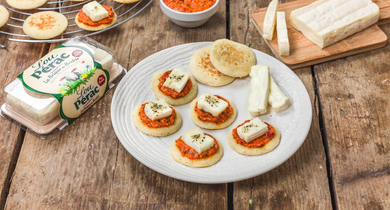 Toasts au fromage de brebis Lou Pérac et pesto rosso