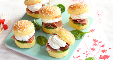 Mini-burgers chèvre Rondelé, épinards et jambon cru