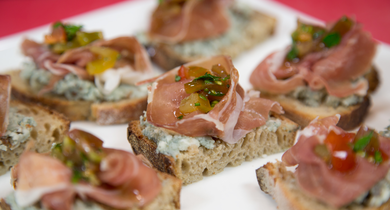 Tartines de roquefort praliné et chiffonnade de jambon