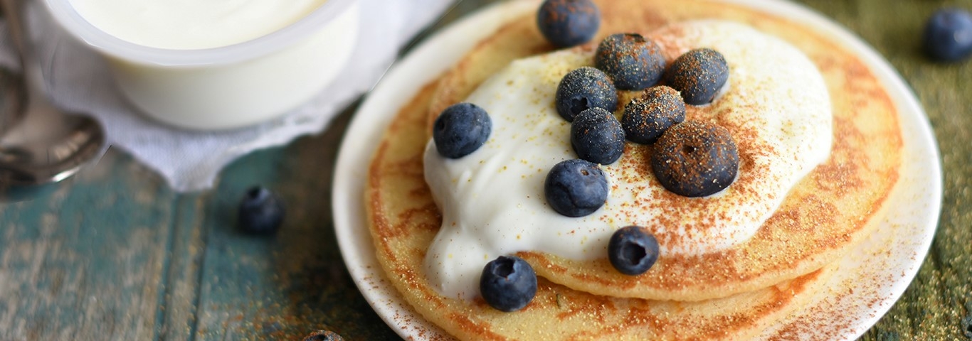 Pancakes Aux Myrtilles Et Yaourt à La Grecque Sveltesse Aux épices Douces