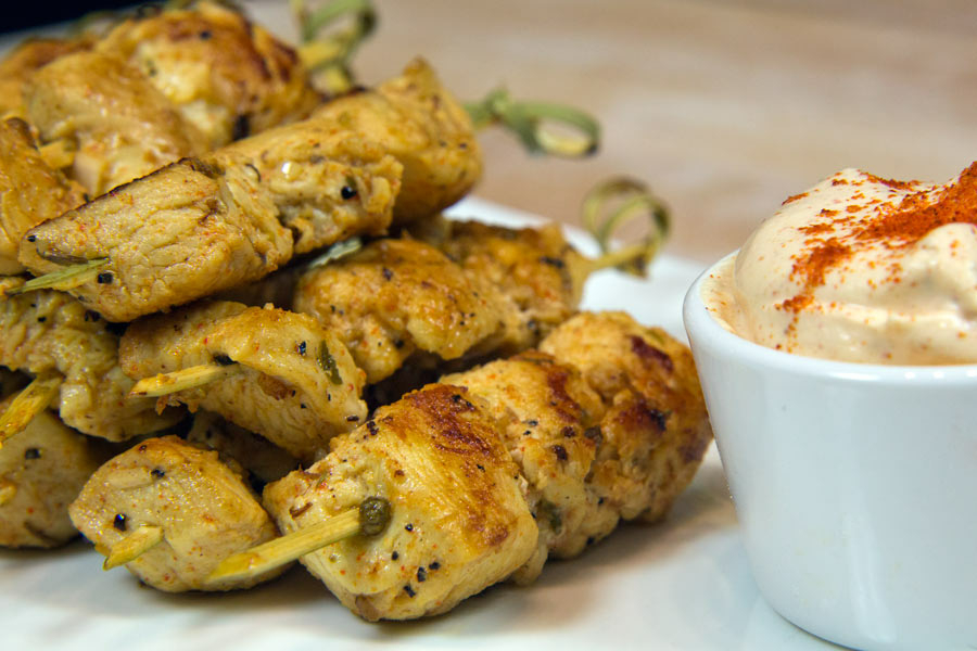 Petites Brochettes De Poulet Mariné à Lail Et Au Citron Crème Au Paprika