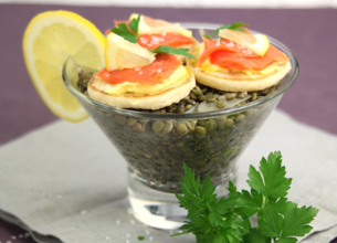 Salade de lentilles vertes citronnées et blinis de saumon